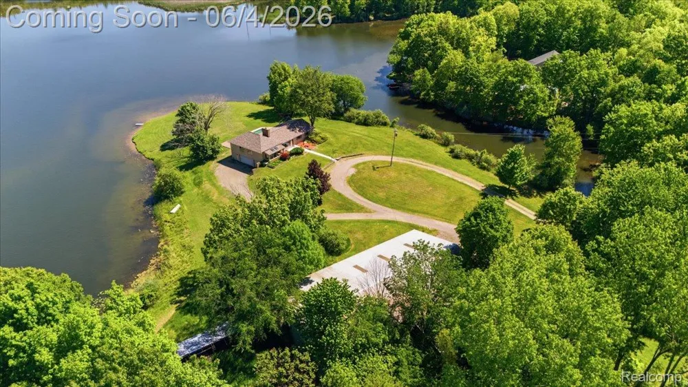 725 Deerpath Court Brandon Charter Township, MI 48462