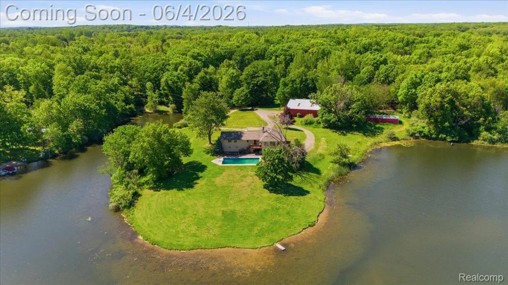 725 Deerpath Court Brandon Charter Township, MI 48462