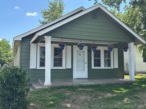 1121 E Walnut Street