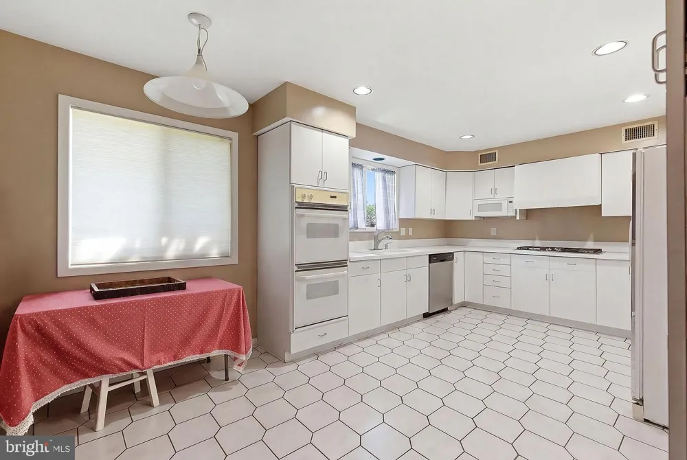 801 HUGHES DRIVE Hamilton, NJ 08690