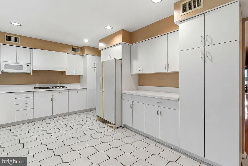 801 HUGHES DRIVE Hamilton, NJ 08690