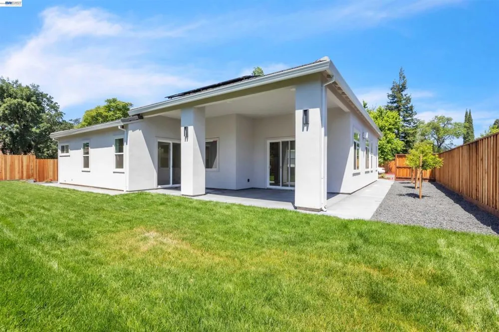 5200 Shirehills Lane Carmichael, CA 95608