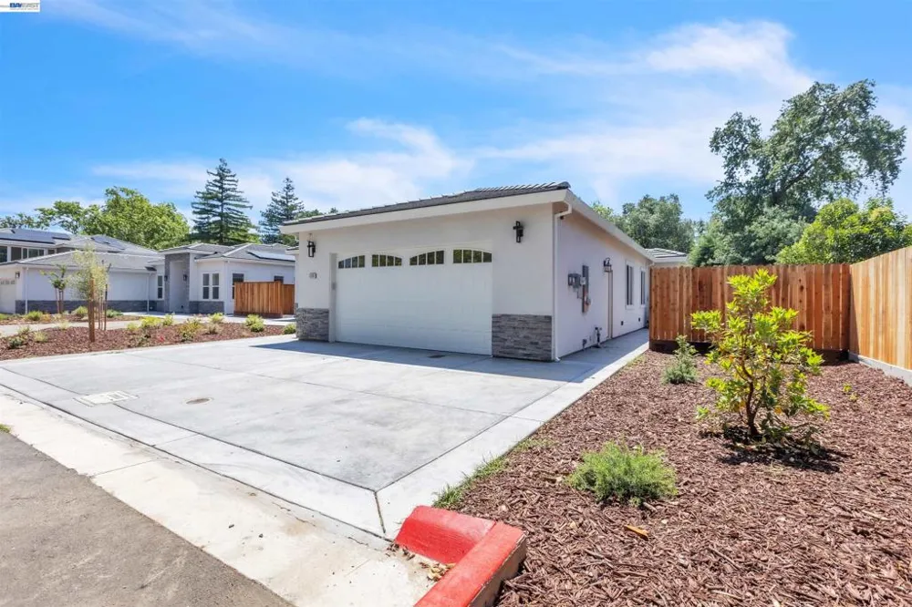5200 Shirehills Lane Carmichael, CA 95608