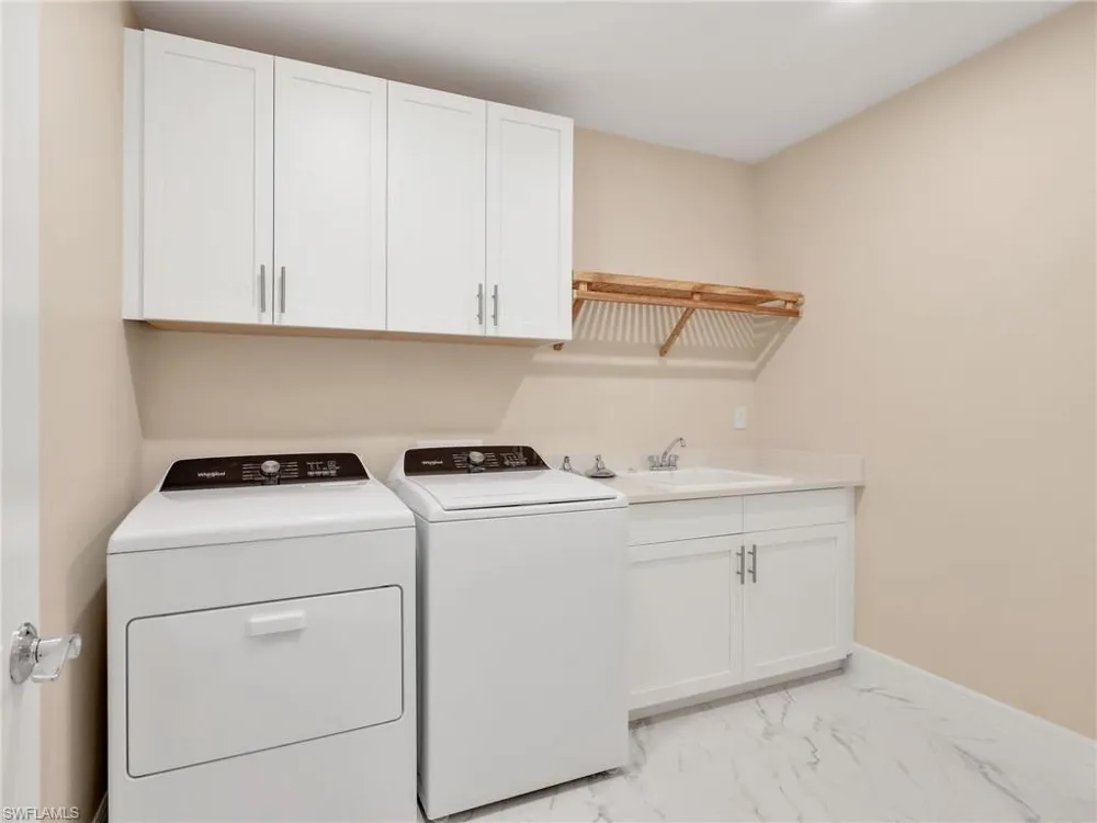 257 Indies Dr E #102 Naples, FL 34114