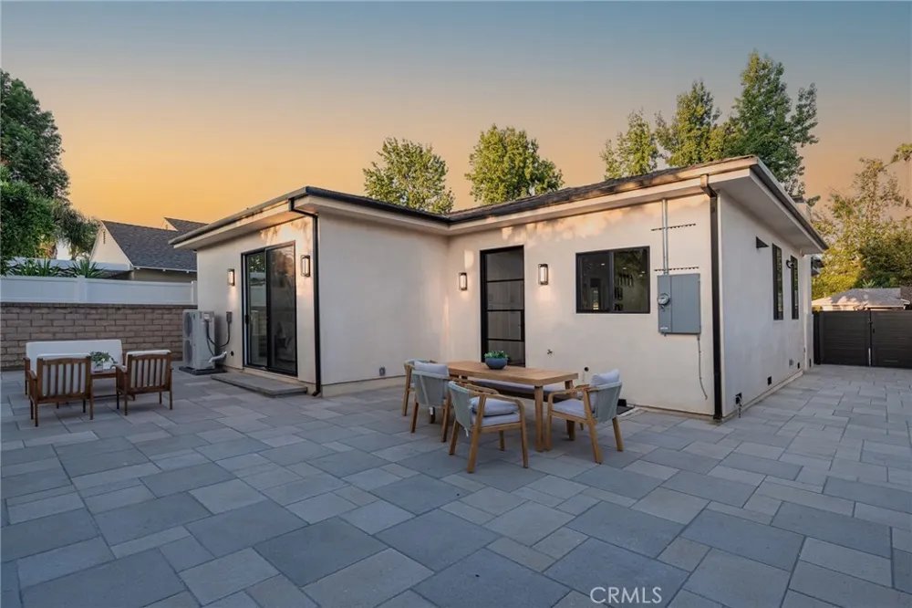 5817 Cantaloupe Avenue Valley Glen, CA 91401