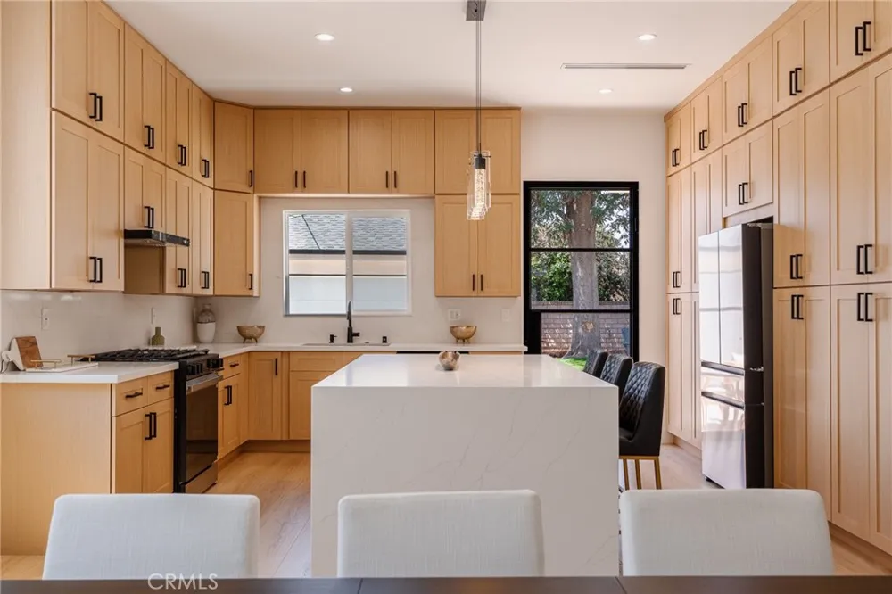 5817 Cantaloupe Avenue Valley Glen, CA 91401