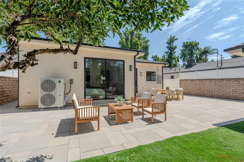 5817 Cantaloupe Avenue Valley Glen, CA 91401