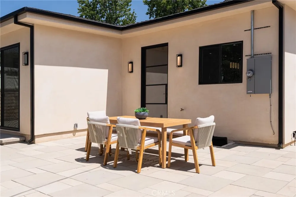 5817 Cantaloupe Avenue Valley Glen, CA 91401