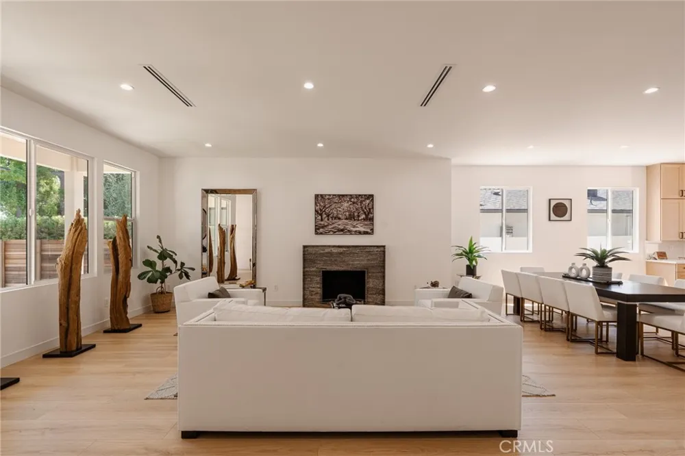 5817 Cantaloupe Avenue Valley Glen, CA 91401
