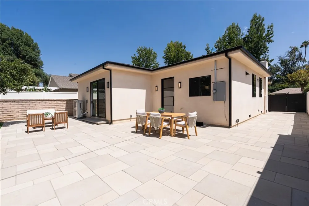 5817 Cantaloupe Avenue Valley Glen, CA 91401