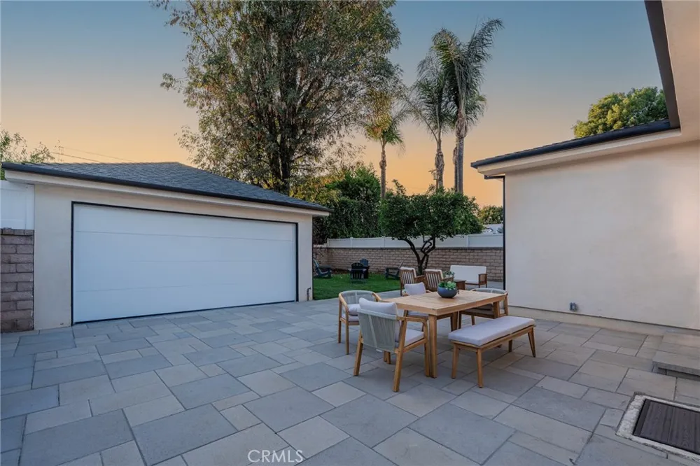 5817 Cantaloupe Avenue Valley Glen, CA 91401