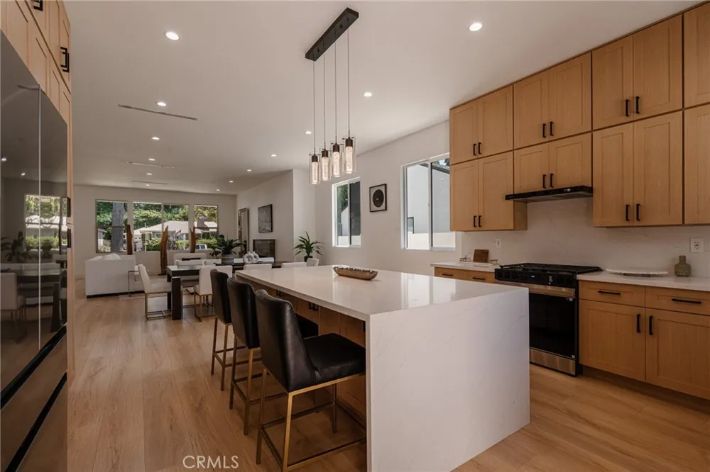 5817 Cantaloupe Avenue Valley Glen, CA 91401