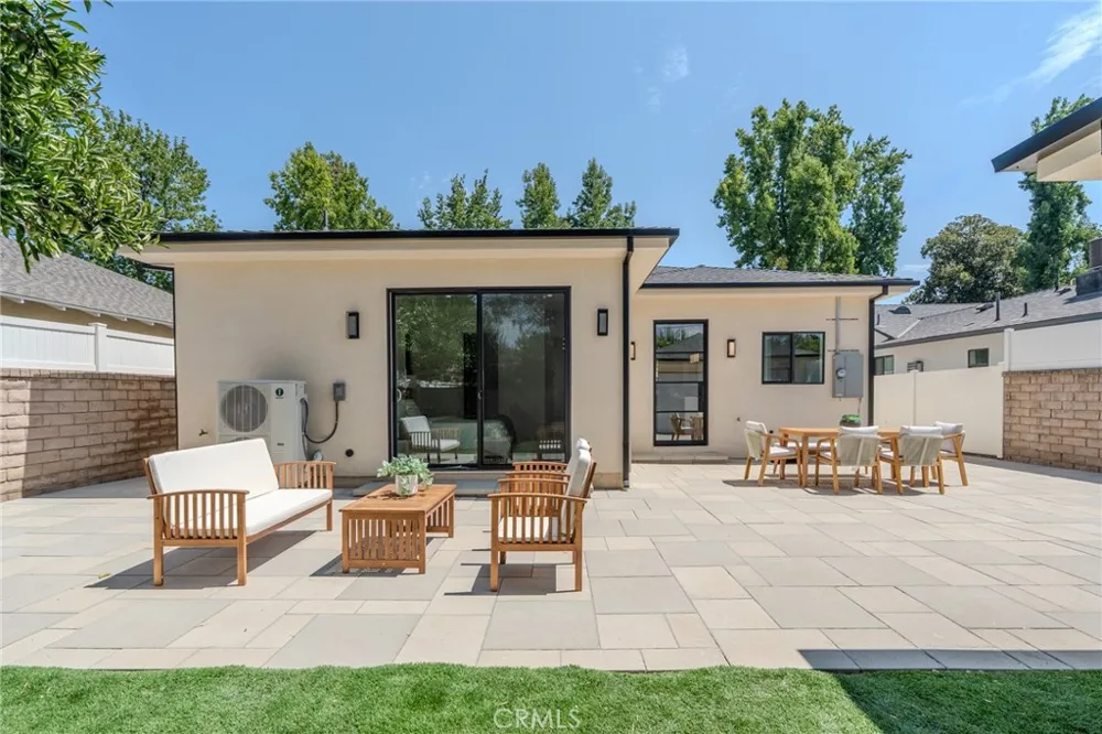 5817 Cantaloupe Avenue Valley Glen, CA 91401
