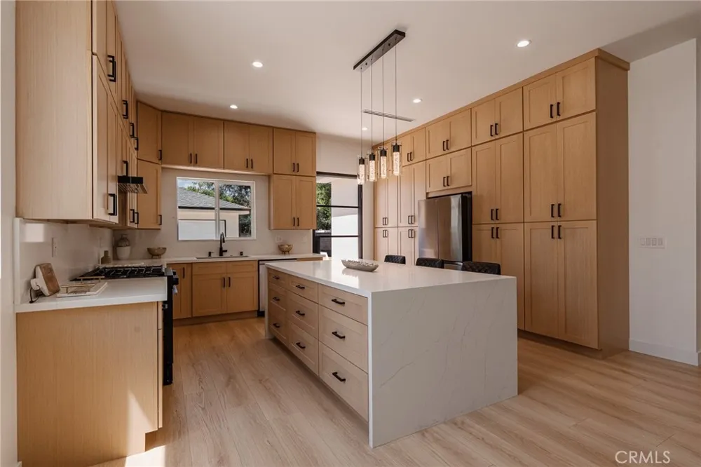 5817 Cantaloupe Avenue Valley Glen, CA 91401