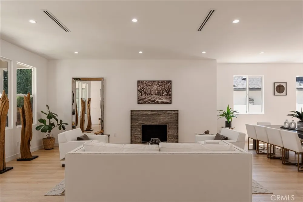 5817 Cantaloupe Avenue Valley Glen, CA 91401