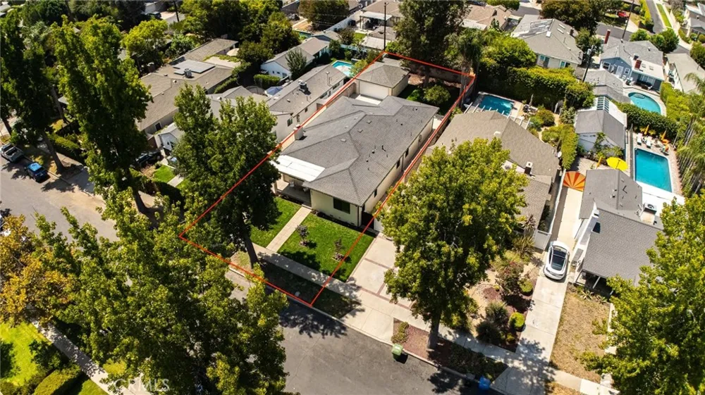 5817 Cantaloupe Avenue Valley Glen, CA 91401