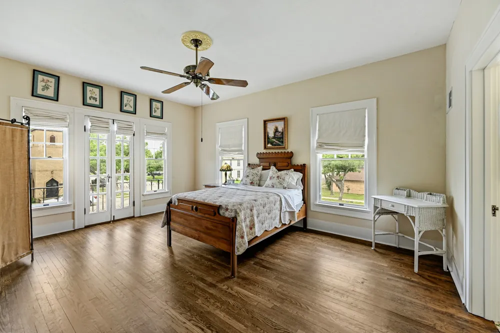 403 E Bowie Street Luling, TX 78648