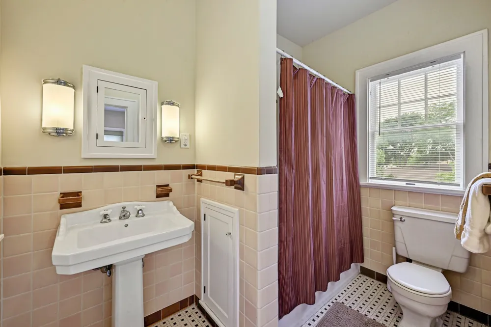 403 E Bowie Street Luling, TX 78648