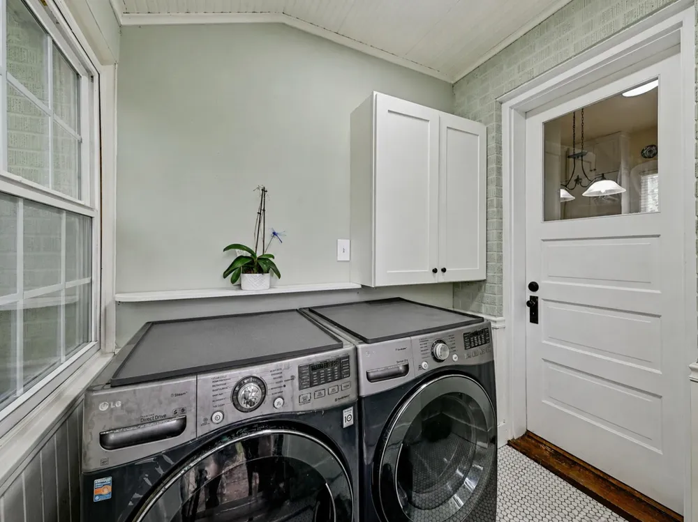 403 E Bowie Street Luling, TX 78648