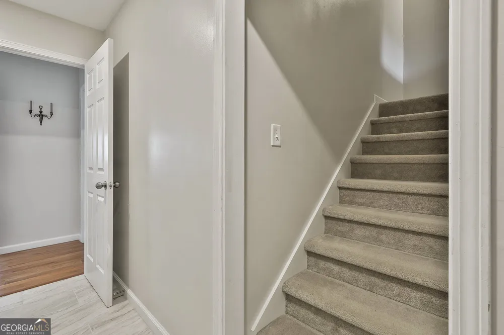 18 Hill Top CIR Grantville, GA 30220