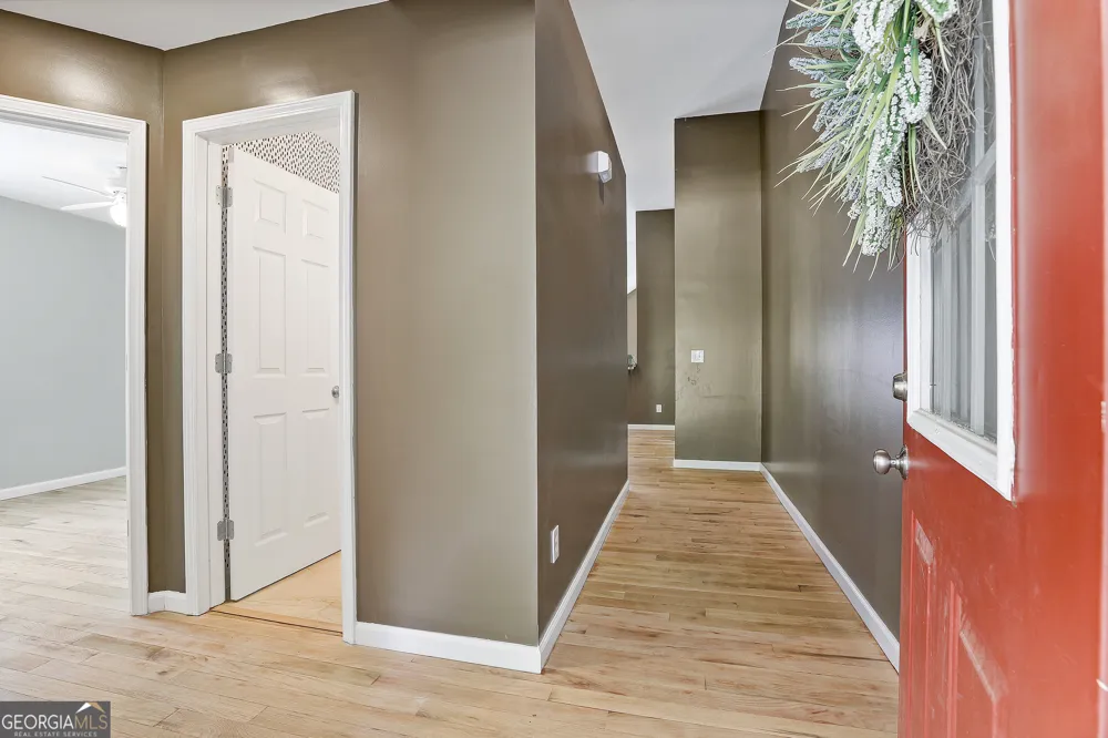 18 Hill Top CIR Grantville, GA 30220