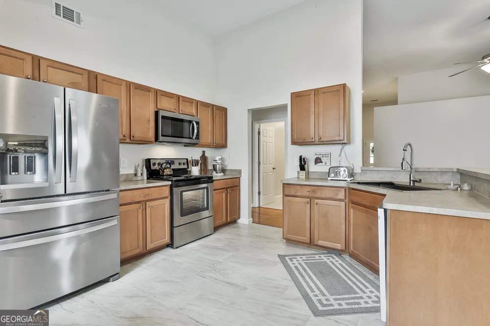 18 Hill Top CIR Grantville, GA 30220
