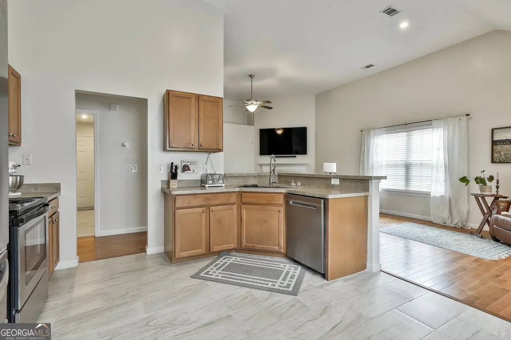 18 Hill Top CIR Grantville, GA 30220