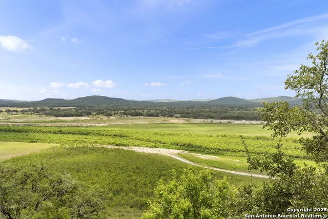 125 Northlake Cove Lakehills, TX 78063