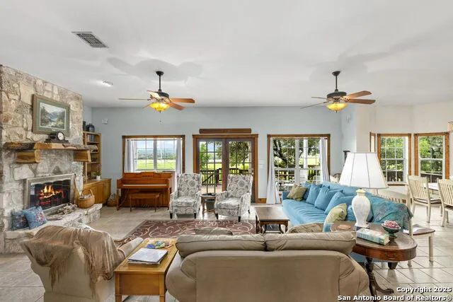 125 Northlake Cove Lakehills, TX 78063