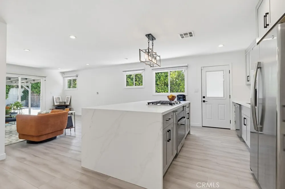 7058 Fullbright Winnetka, CA 91306