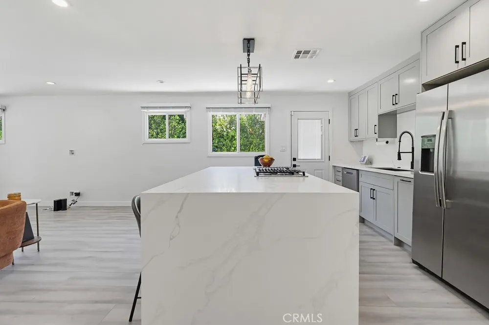 7058 Fullbright Winnetka, CA 91306