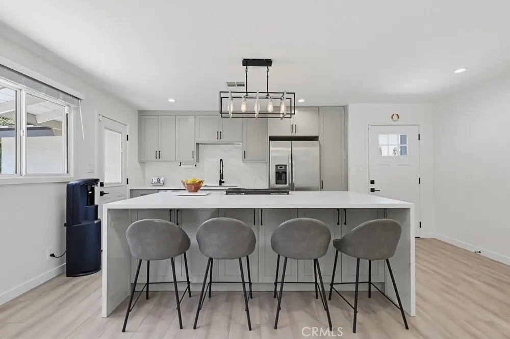 7058 Fullbright Winnetka, CA 91306