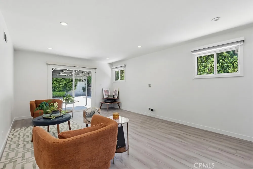 7058 Fullbright Winnetka, CA 91306
