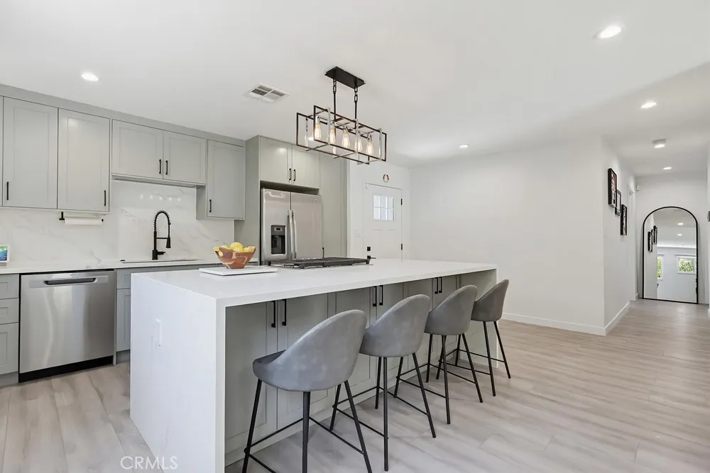 7058 Fullbright Winnetka, CA 91306