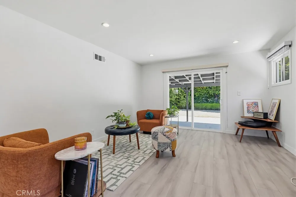 7058 Fullbright Winnetka, CA 91306