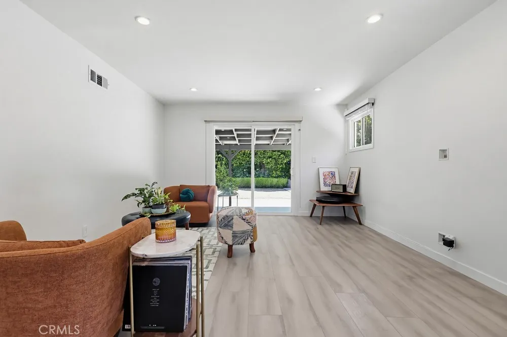 7058 Fullbright Winnetka, CA 91306