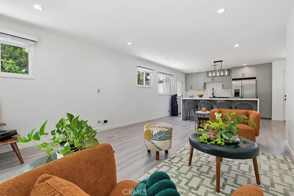 7058 Fullbright Winnetka, CA 91306