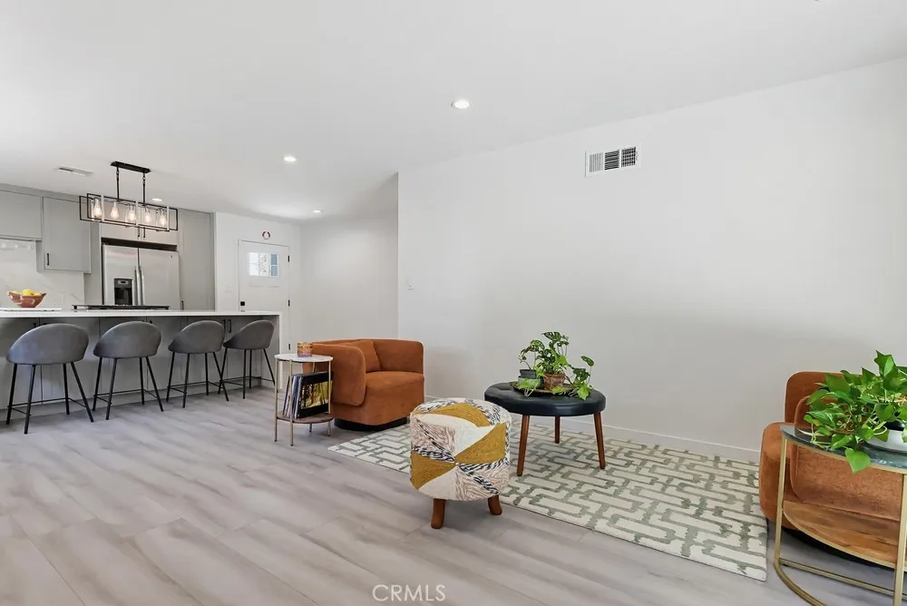 7058 Fullbright Winnetka, CA 91306