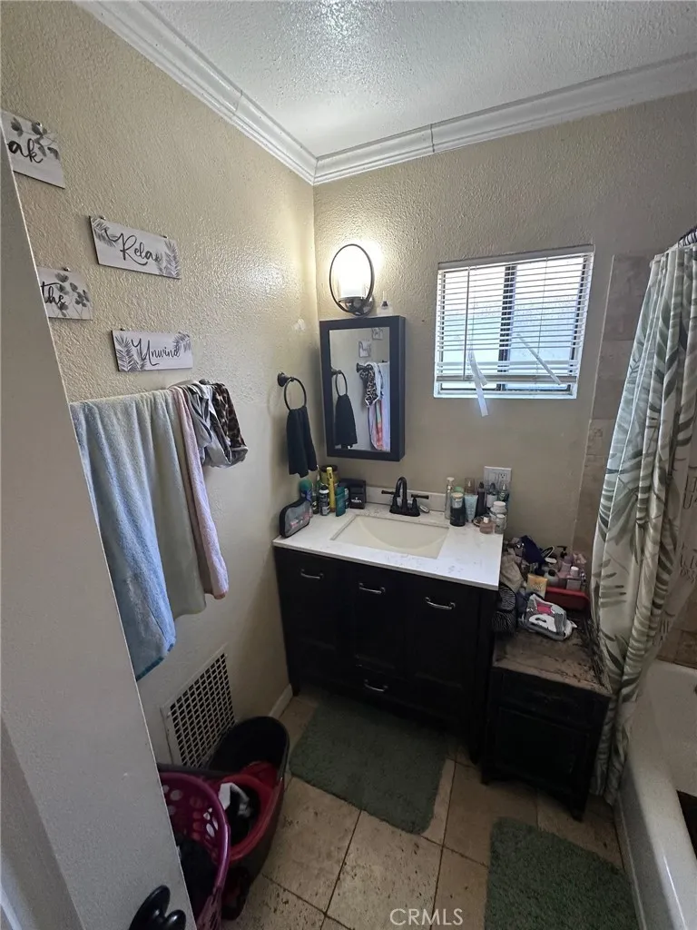6674 Easton East Los Angeles, CA 90022