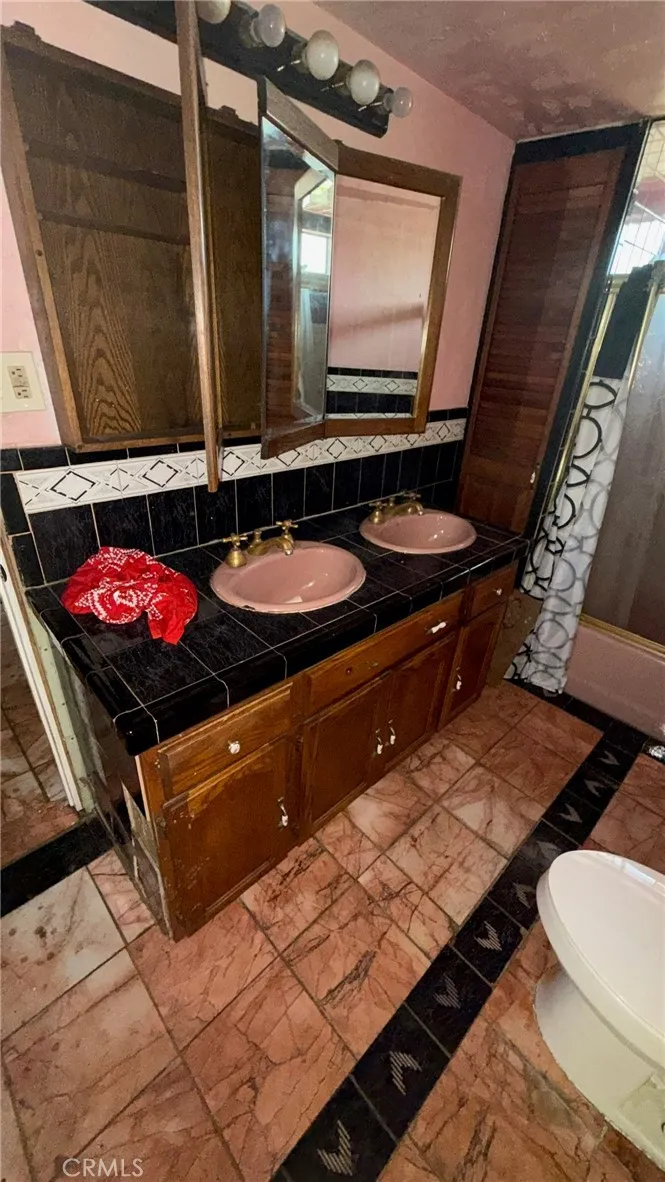 6674 Easton East Los Angeles, CA 90022