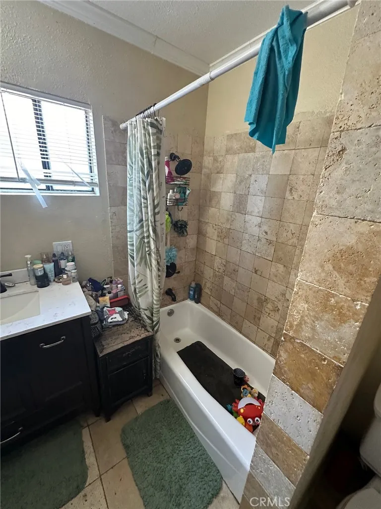 6674 Easton East Los Angeles, CA 90022