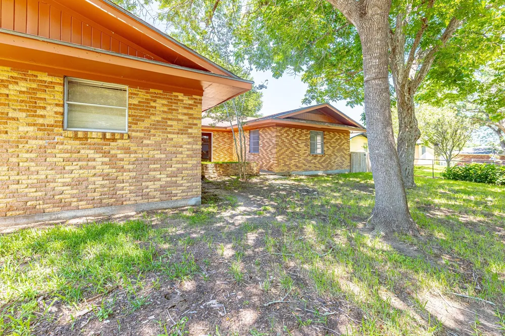 1220 Avenue I Shiner, TX 77984