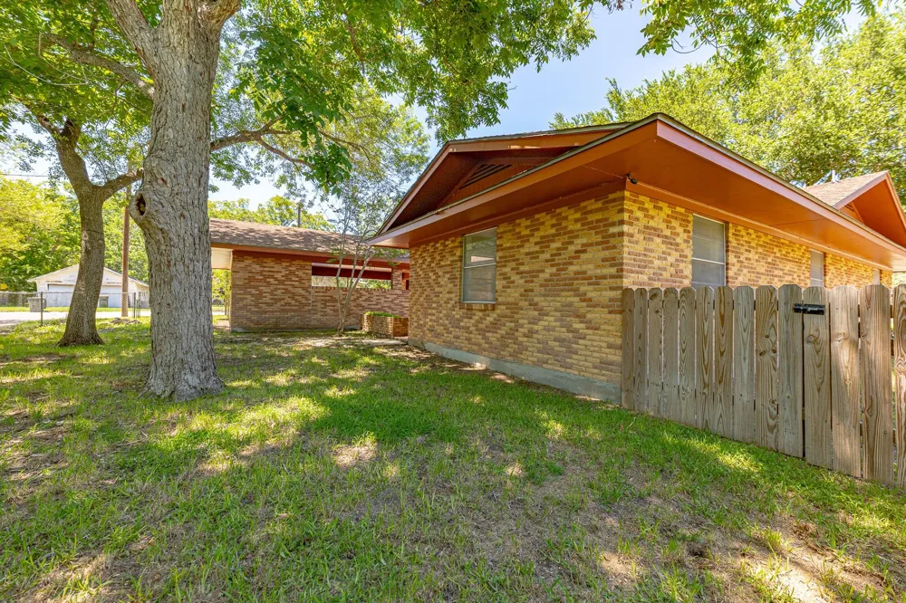 1220 Avenue I Shiner, TX 77984