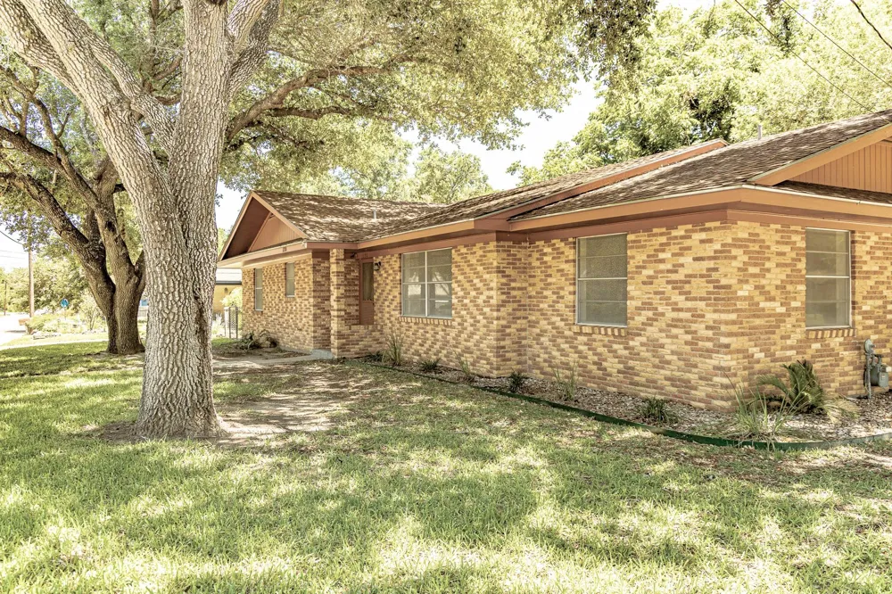 1220 Avenue I Shiner, TX 77984
