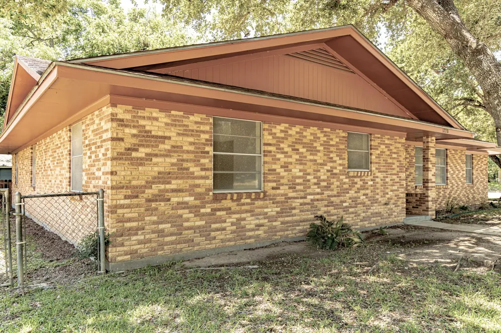 1220 Avenue I Shiner, TX 77984