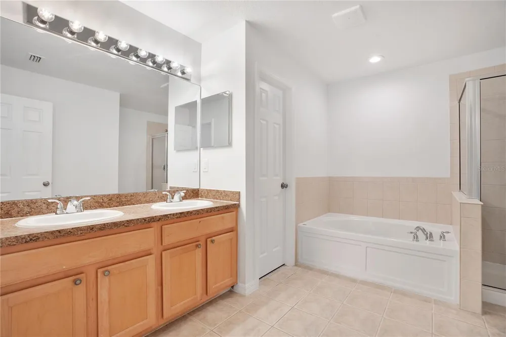 12012 CITRUS LEAF DRIVE Gibsonton, FL 33534