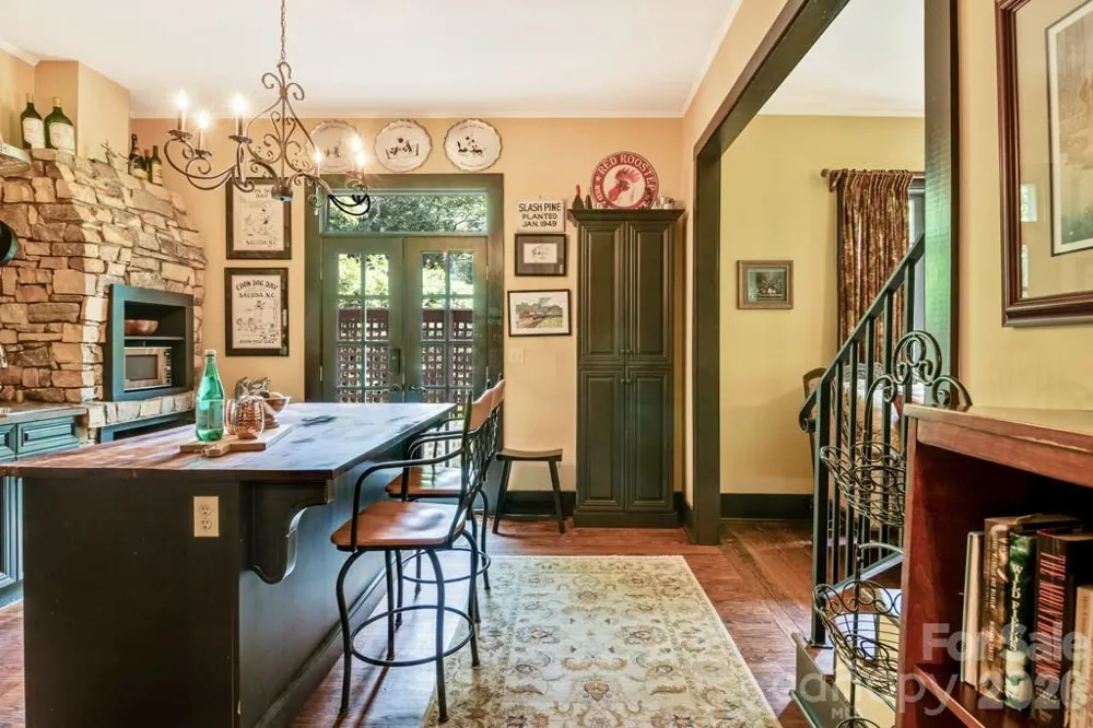 75 Charles Street Saluda, NC 28773