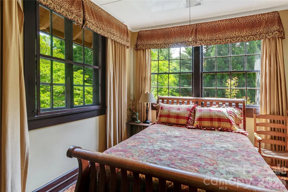 75 Charles Street Saluda, NC 28773