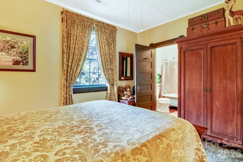 75 Charles Street Saluda, NC 28773