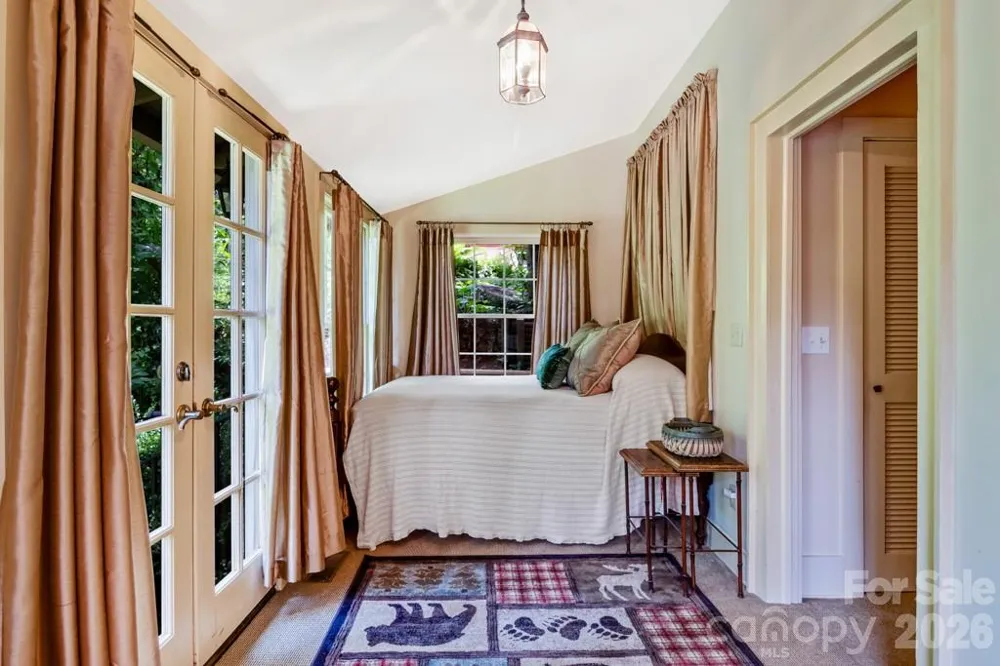 75 Charles Street Saluda, NC 28773